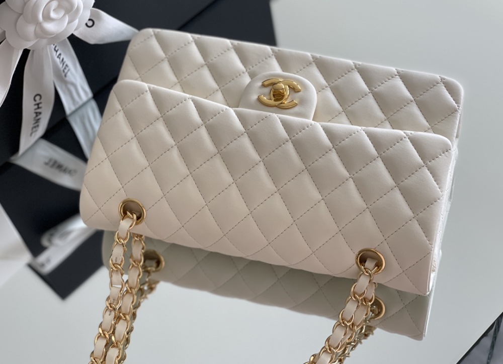 Chanel 𝘾𝙡𝙖𝙨𝙨𝙞𝙘 𝙁𝙡𝙖𝙥 bag MM 25cm Mirror Boutique