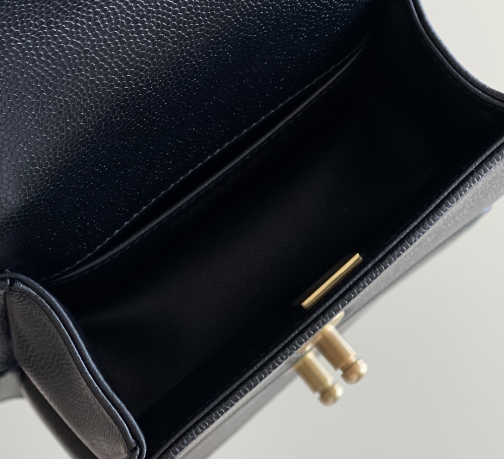 Chanel 𝗠𝗶𝗻𝗶 𝗟𝗲𝗯𝗼𝘆 22S Mirror Boutique