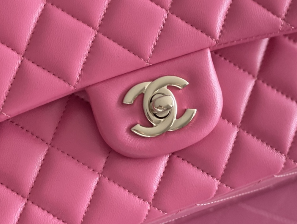 Chanel 𝘾𝙡𝙖𝙨𝙨𝙞𝙘 𝙁𝙡𝙖𝙥 bag 23cm Mirror Boutique