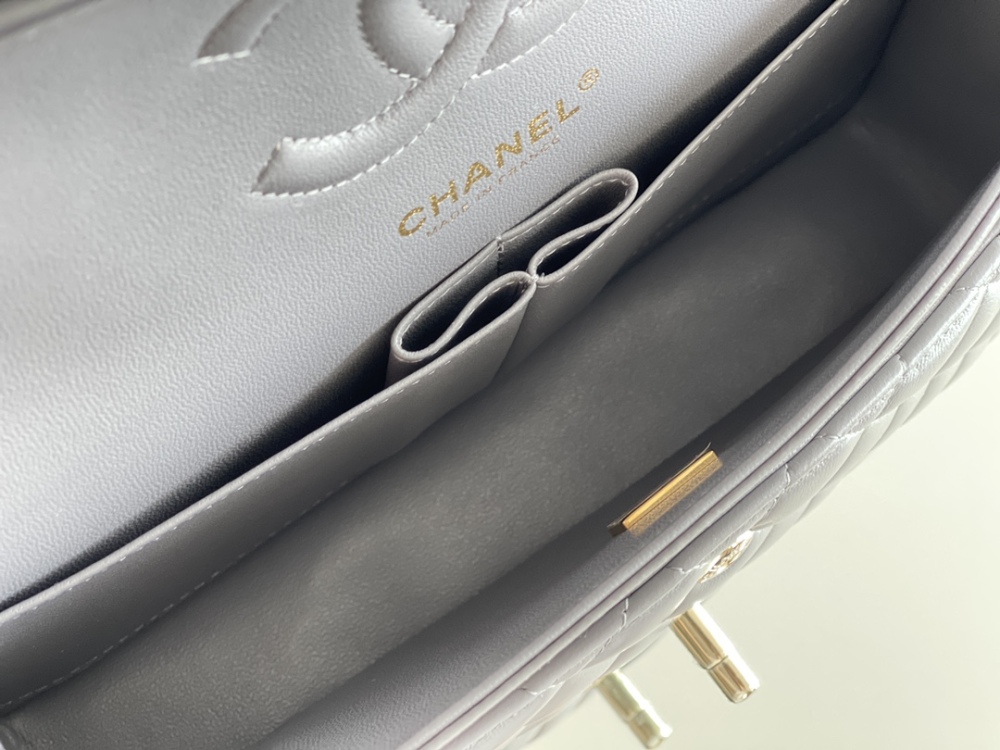 Chanel 𝘾𝙡𝙖𝙨𝙨𝙞𝙘 𝙁𝙡𝙖𝙥 bag MM 25cm Mirror Boutique