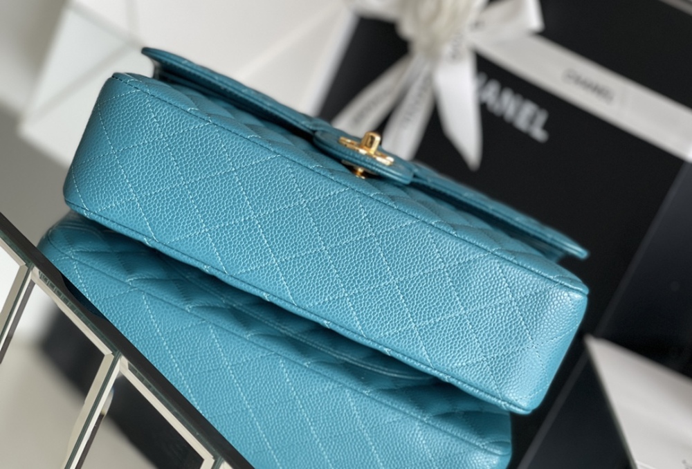 Chanel 𝘾𝙡𝙖𝙨𝙨𝙞𝙘 𝙁𝙡𝙖𝙥 bag MM 25cm Mirror Boutique