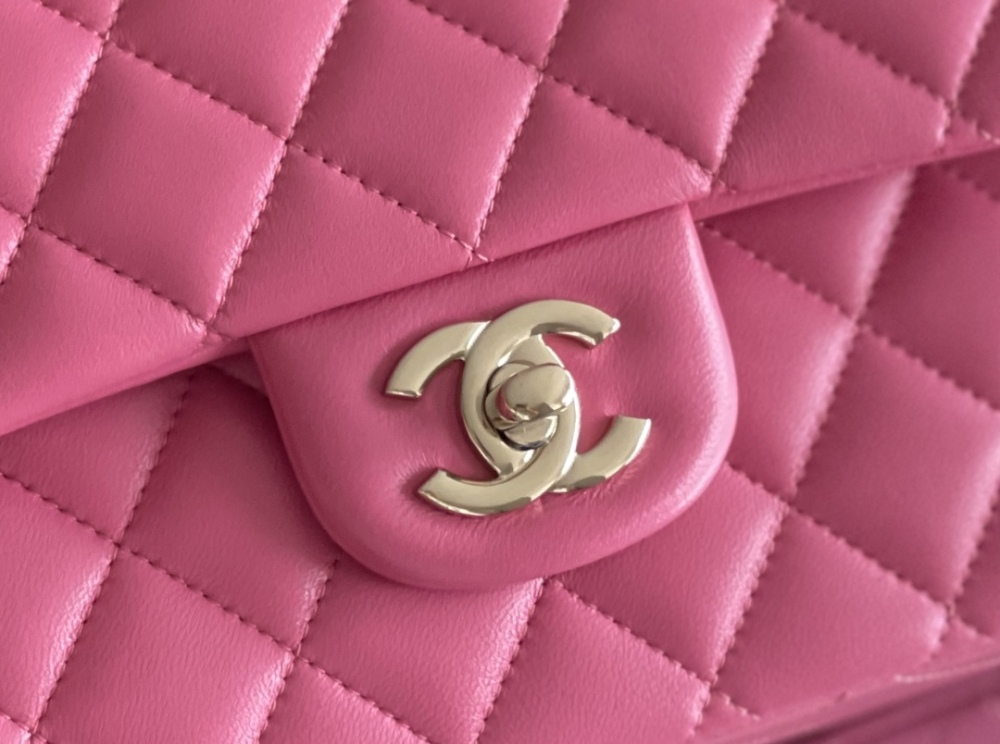 Chanel 𝘾𝙡𝙖𝙨𝙨𝙞𝙘 𝙁𝙡𝙖𝙥 bag MM 25cm Mirror Boutique