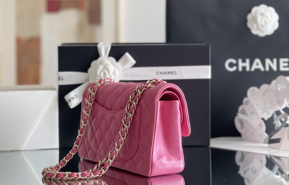Chanel 𝘾𝙡𝙖𝙨𝙨𝙞𝙘 𝙁𝙡𝙖𝙥 bag 23cm Mirror Boutique