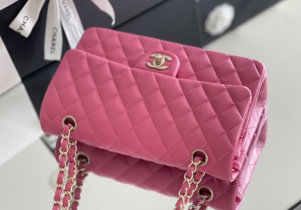 Chanel 𝘾𝙡𝙖𝙨𝙨𝙞𝙘 𝙁𝙡𝙖𝙥 bag MM 25cm Mirror Boutique