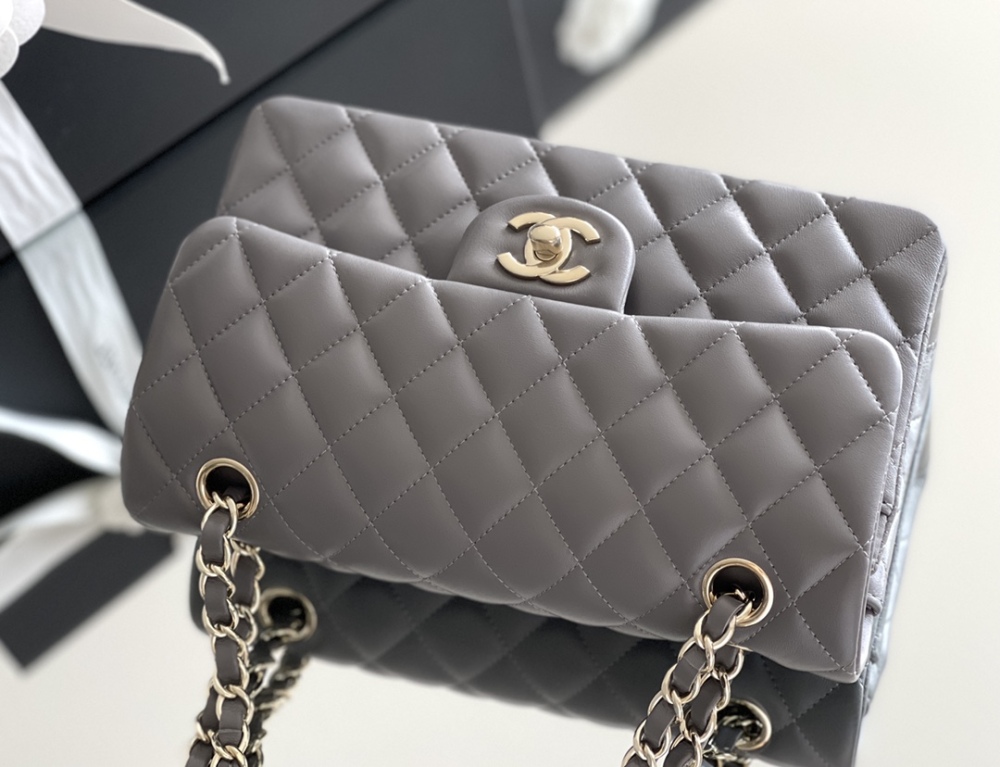Chanel 𝘾𝙡𝙖𝙨𝙨𝙞𝙘 𝙁𝙡𝙖𝙥 bag 23cm Mirror Boutique