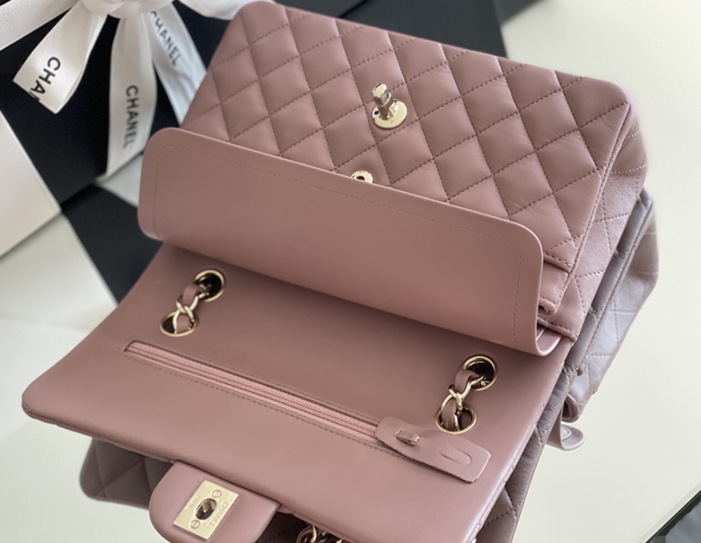 Chanel 𝘾𝙡𝙖𝙨𝙨𝙞𝙘 𝙁𝙡𝙖𝙥 bag 23cm Mirror Boutique