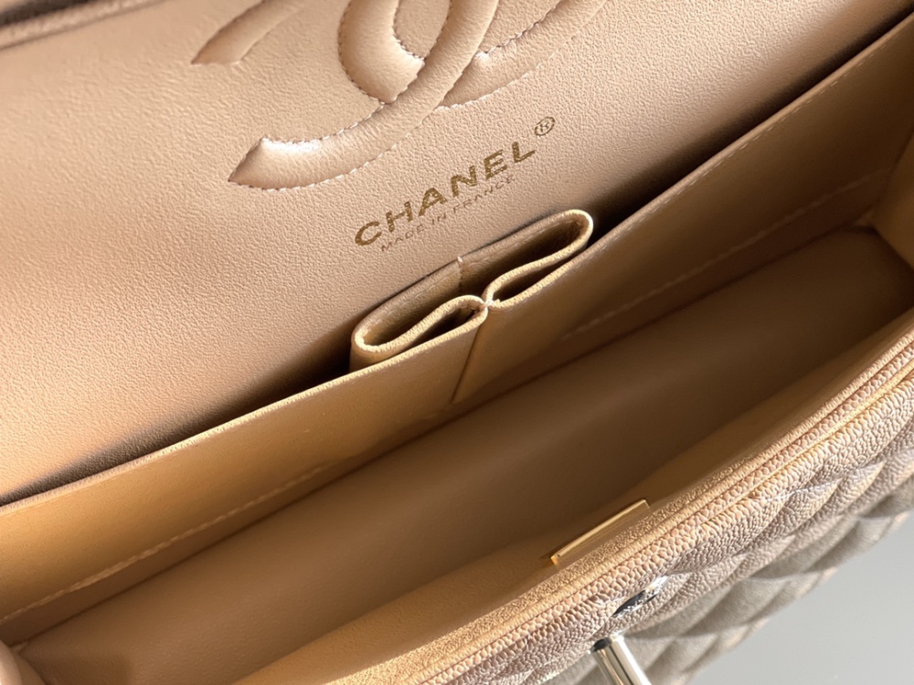 Chanel 𝘾𝙡𝙖𝙨𝙨𝙞𝙘 𝙁𝙡𝙖𝙥 bag MM 25cm Mirror Boutique