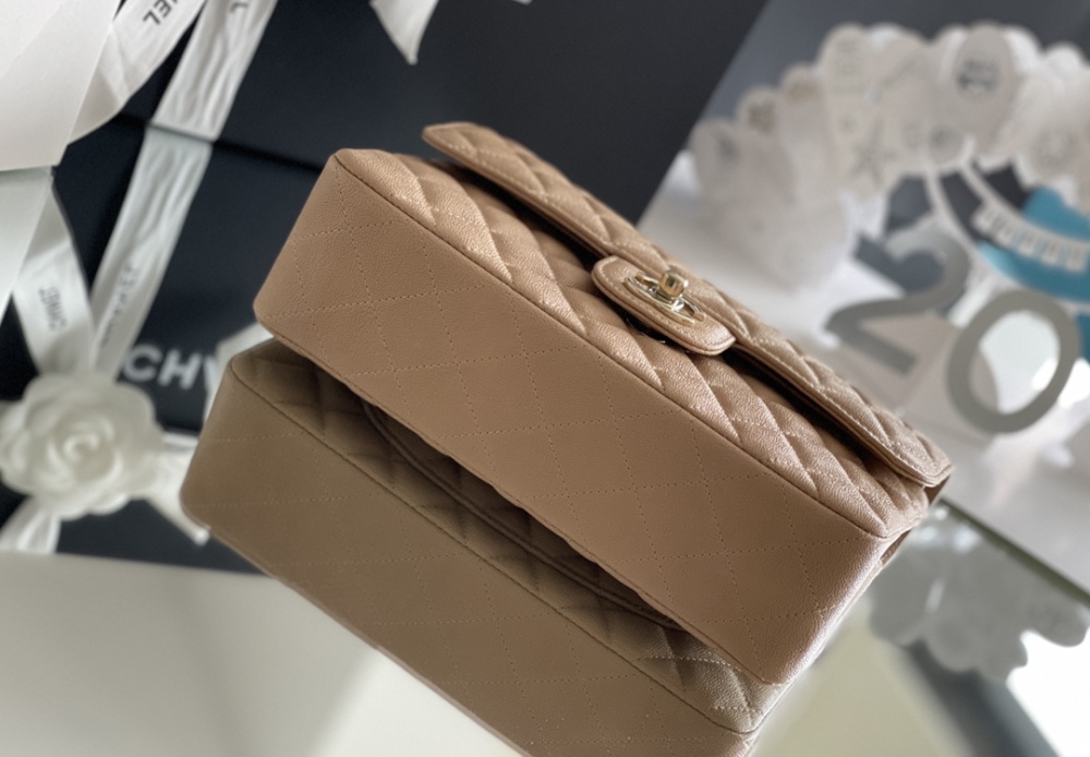 Chanel 𝘾𝙡𝙖𝙨𝙨𝙞𝙘 𝙁𝙡𝙖𝙥 bag MM 23cm Mirror Boutique