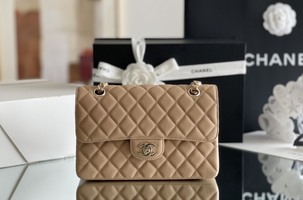 Chanel 𝘾𝙡𝙖𝙨𝙨𝙞𝙘 𝙁𝙡𝙖𝙥 bag MM 23cm Mirror Boutique