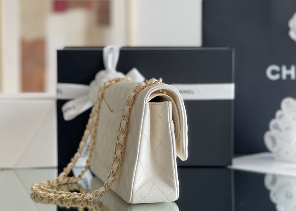 Chanel 𝘾𝙡𝙖𝙨𝙨𝙞𝙘 𝙁𝙡𝙖𝙥 bag MM 25cm Mirror Boutique