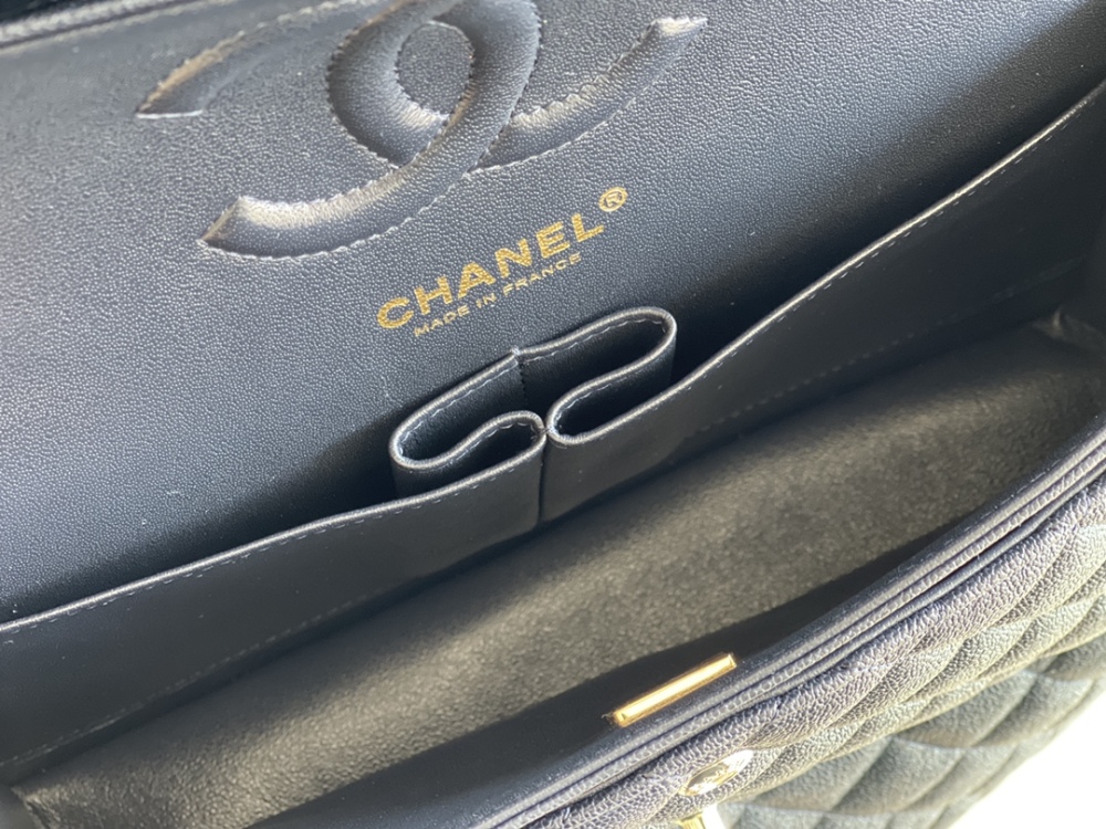 Chanel 𝘾𝙡𝙖𝙨𝙨𝙞𝙘 𝙁𝙡𝙖𝙥 bag MM 25cm Mirror Boutique