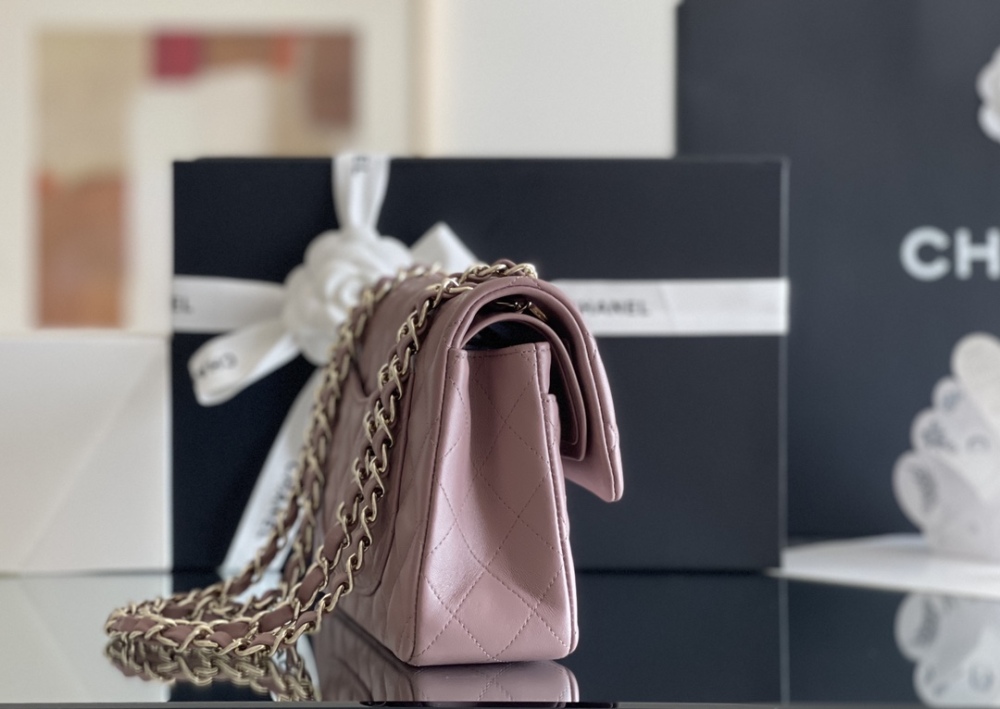 Chanel 𝘾𝙡𝙖𝙨𝙨𝙞𝙘 𝙁𝙡𝙖𝙥 bag 23cm Mirror Boutique