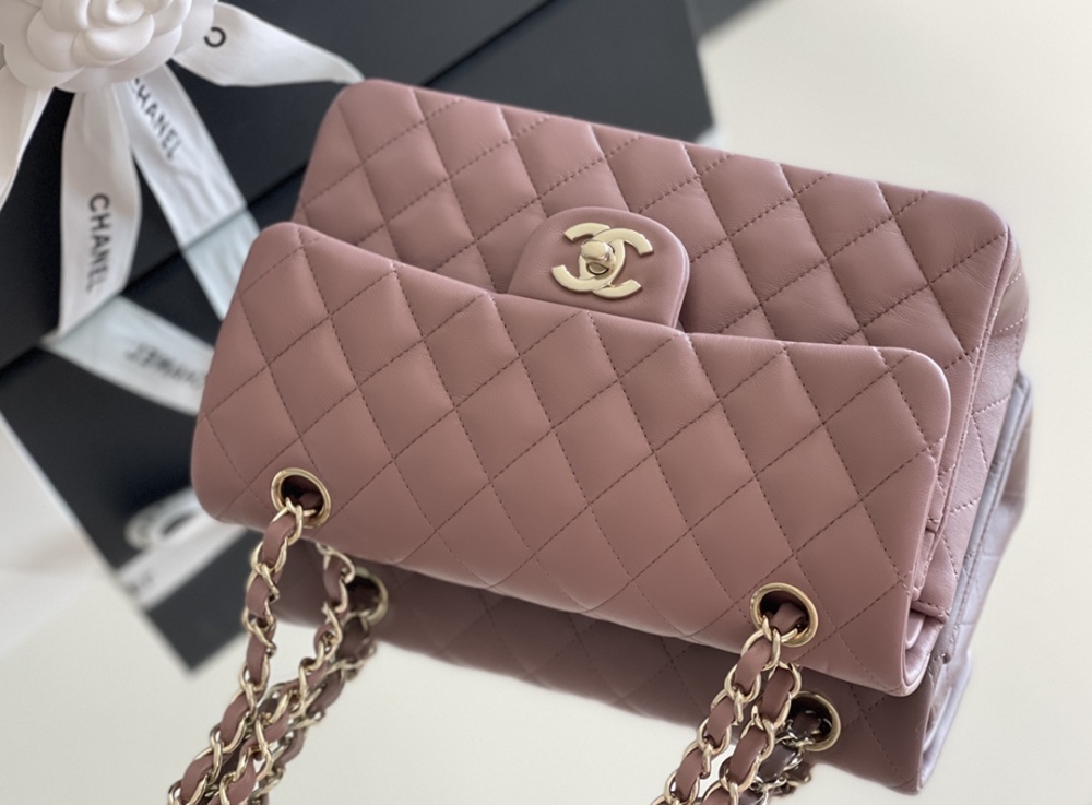 Chanel 𝘾𝙡𝙖𝙨𝙨𝙞𝙘 𝙁𝙡𝙖𝙥 bag 23cm Mirror Boutique