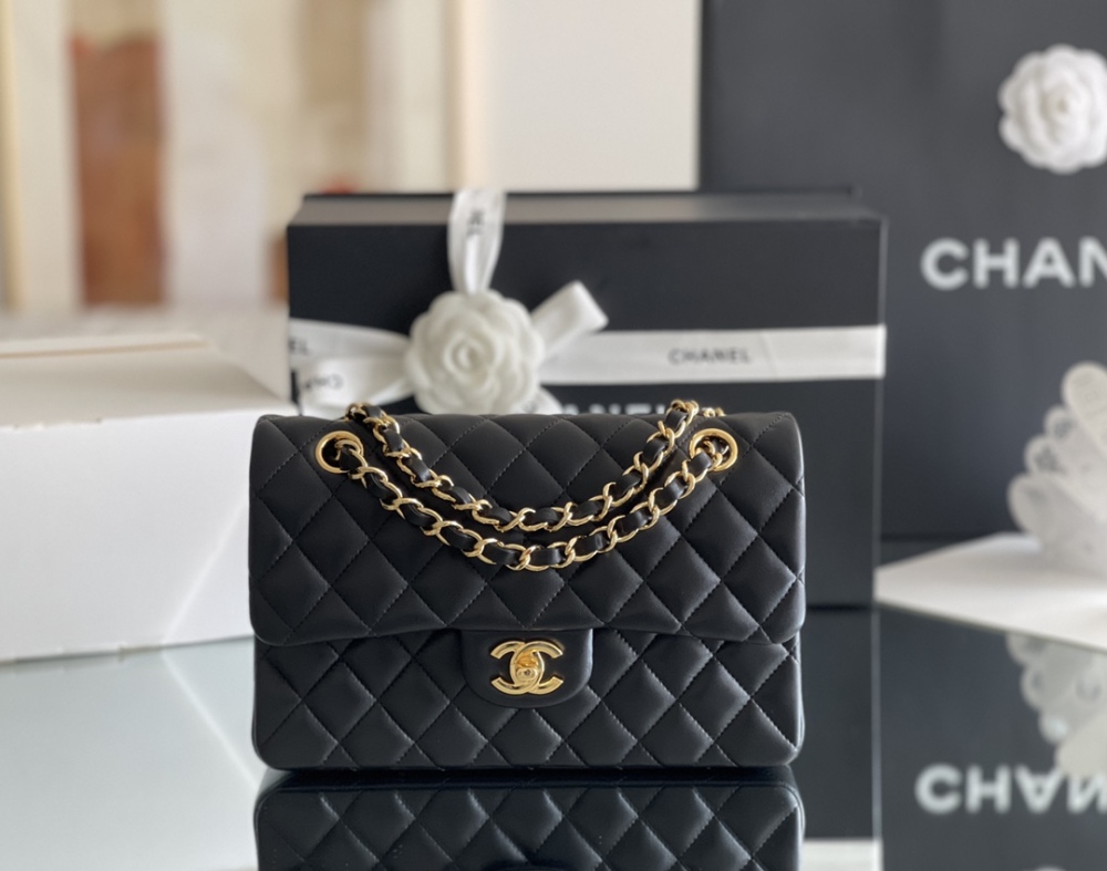 Chanel 𝘾𝙡𝙖𝙨𝙨𝙞𝙘 𝙁𝙡𝙖𝙥 bag 23cm Mirror Boutique