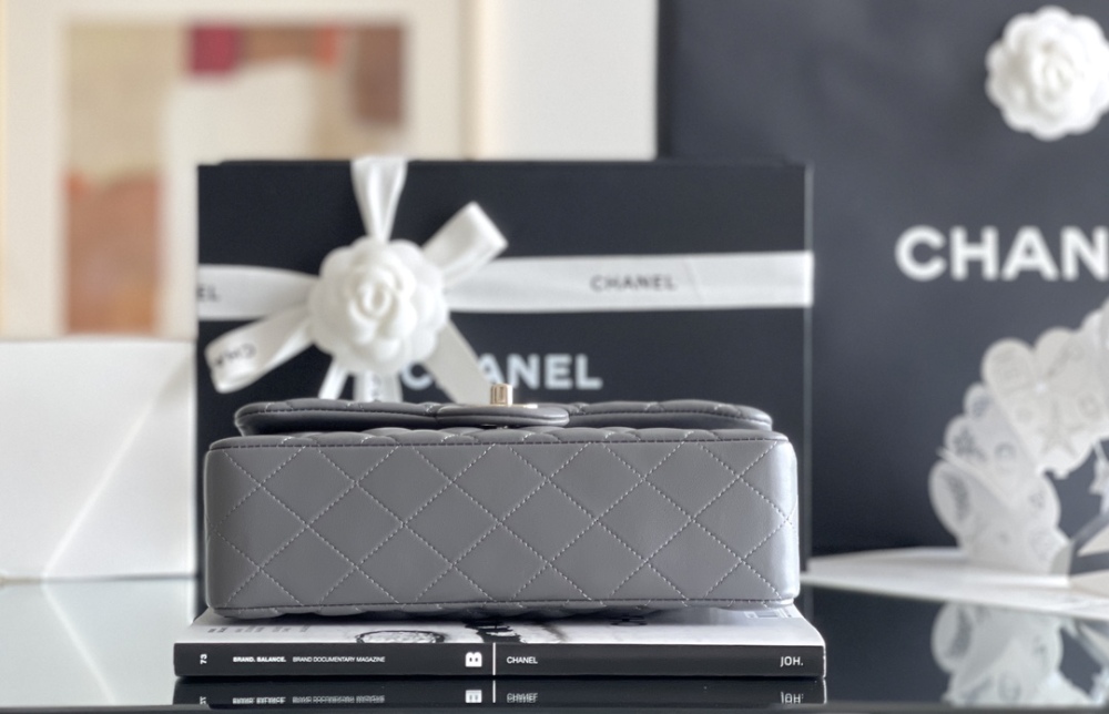 Chanel 𝘾𝙡𝙖𝙨𝙨𝙞𝙘 𝙁𝙡𝙖𝙥 bag 23cm Mirror Boutique