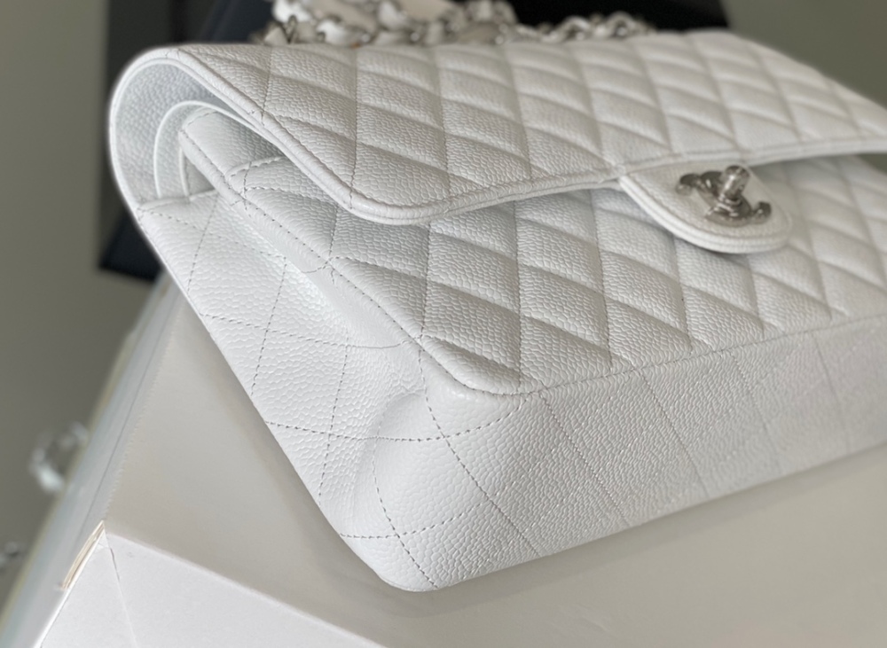 Chanel 𝘾𝙡𝙖𝙨𝙨𝙞𝙘 𝙁𝙡𝙖𝙥 bag MM 25cm Mirror Boutique