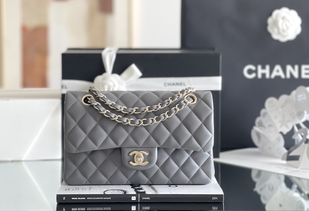 Chanel 𝘾𝙡𝙖𝙨𝙨𝙞𝙘 𝙁𝙡𝙖𝙥 bag 23cm Mirror Boutique