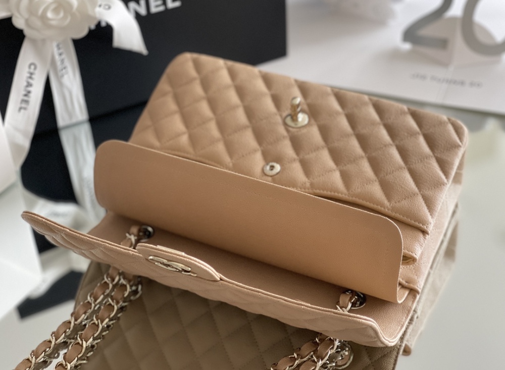 Chanel 𝘾𝙡𝙖𝙨𝙨𝙞𝙘 𝙁𝙡𝙖𝙥 bag MM 25cm Mirror Boutique