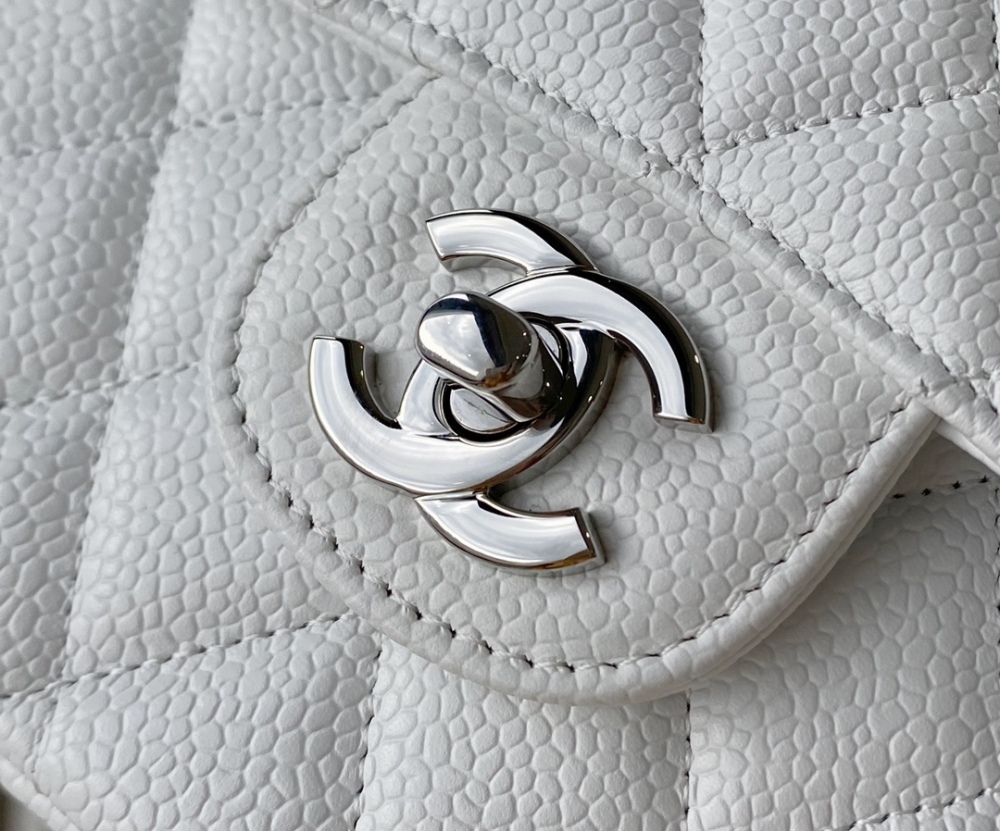 Chanel 𝘾𝙡𝙖𝙨𝙨𝙞𝙘 𝙁𝙡𝙖𝙥 bag MM 25cm Mirror Boutique