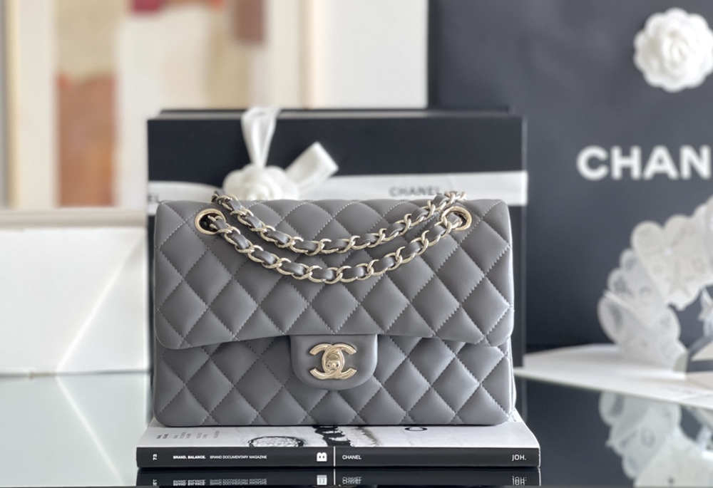 Chanel 𝘾𝙡𝙖𝙨𝙨𝙞𝙘 𝙁𝙡𝙖𝙥 bag 23cm Mirror Boutique