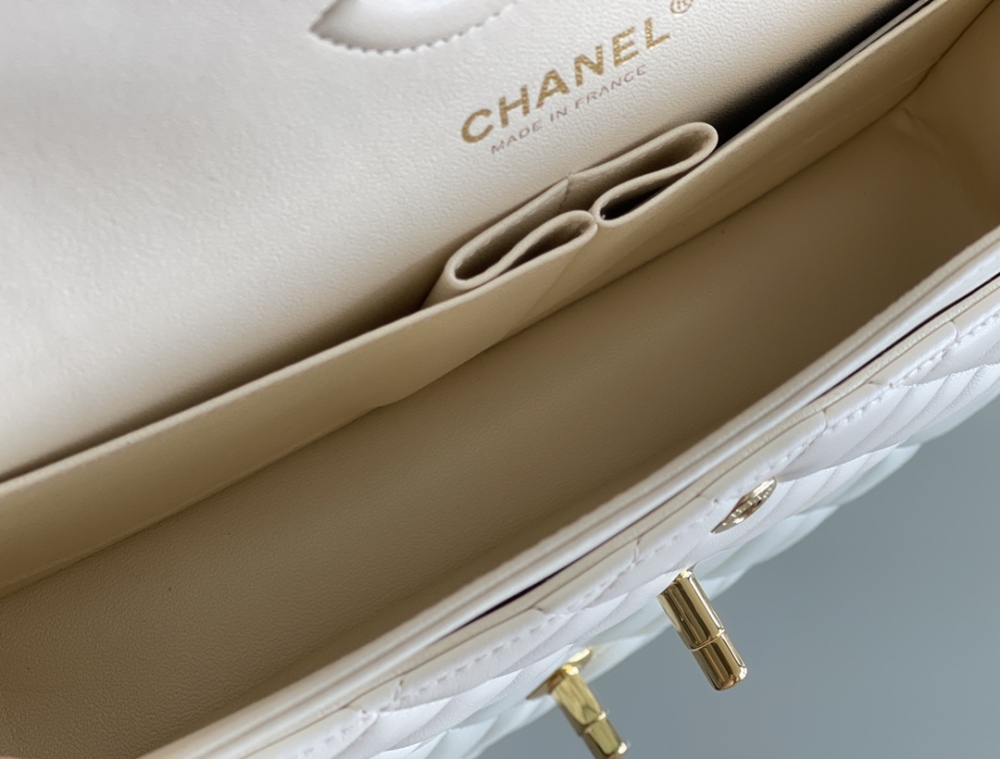 Chanel 𝘾𝙡𝙖𝙨𝙨𝙞𝙘 𝙁𝙡𝙖𝙥 bag MM 25cm Mirror Boutique