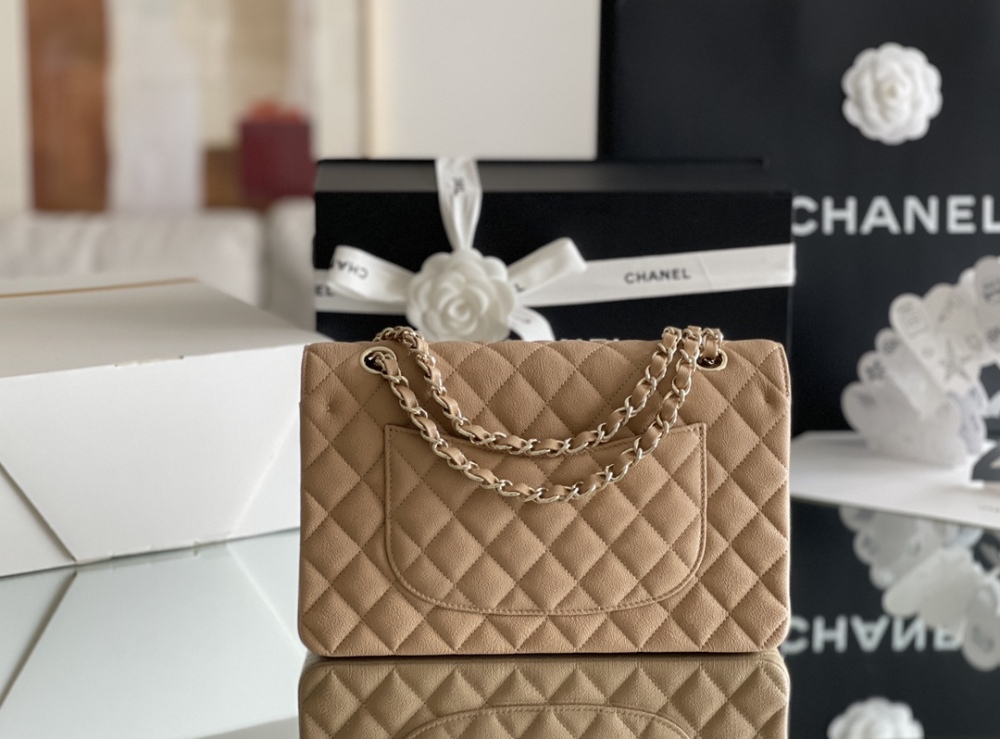 Chanel 𝘾𝙡𝙖𝙨𝙨𝙞𝙘 𝙁𝙡𝙖𝙥 bag MM 25cm Mirror Boutique