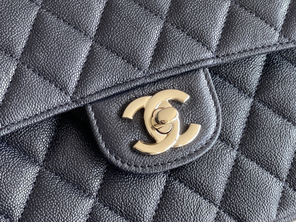 Chanel 𝘾𝙡𝙖𝙨𝙨𝙞𝙘 𝙁𝙡𝙖𝙥 bag MM 25cm Mirror Boutique