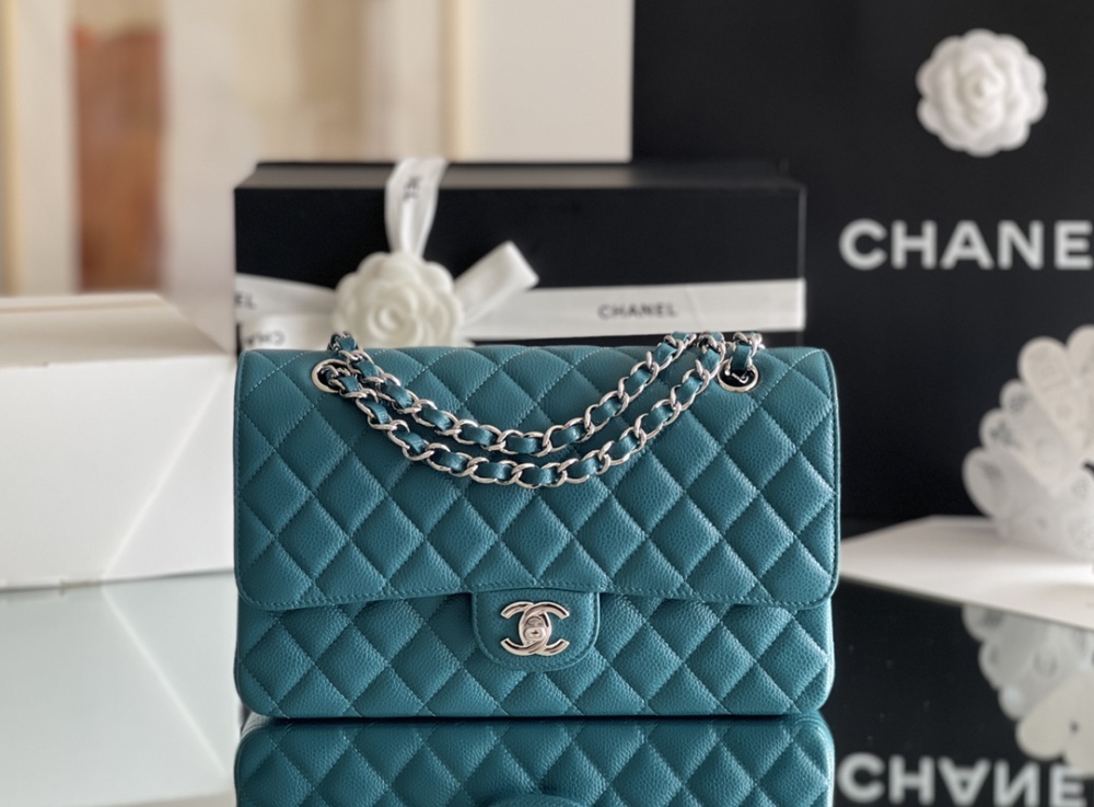 Chanel 𝘾𝙡𝙖𝙨𝙨𝙞𝙘 𝙁𝙡𝙖𝙥 bag MM 25cm Mirror Boutique