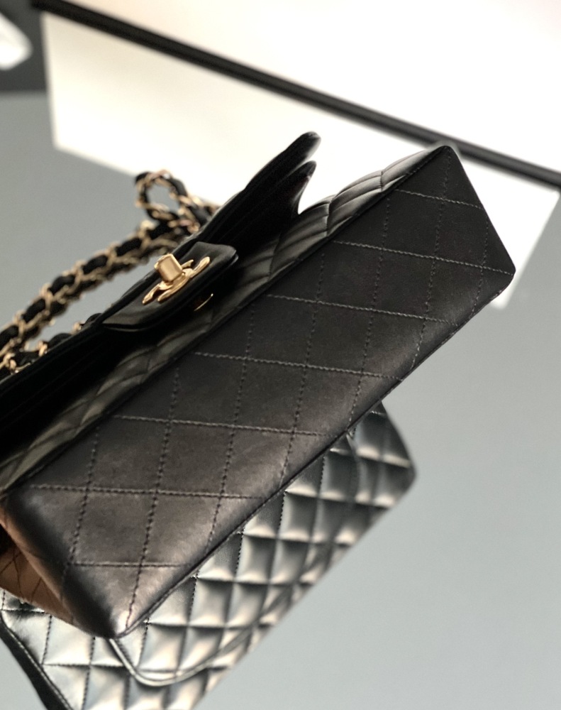 Chanel 𝘾𝙡𝙖𝙨𝙨𝙞𝙘 𝙁𝙡𝙖𝙥 bag 23cm Mirror Boutique