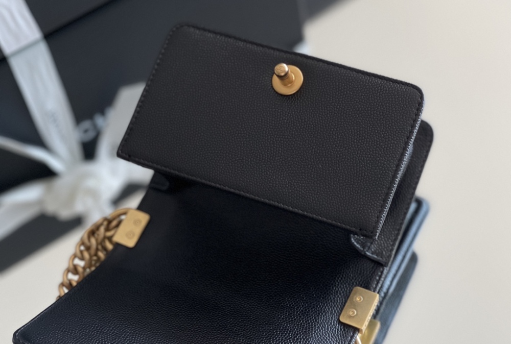Chanel 𝗠𝗶𝗻𝗶 𝗟𝗲𝗯𝗼𝘆 22S Mirror Boutique