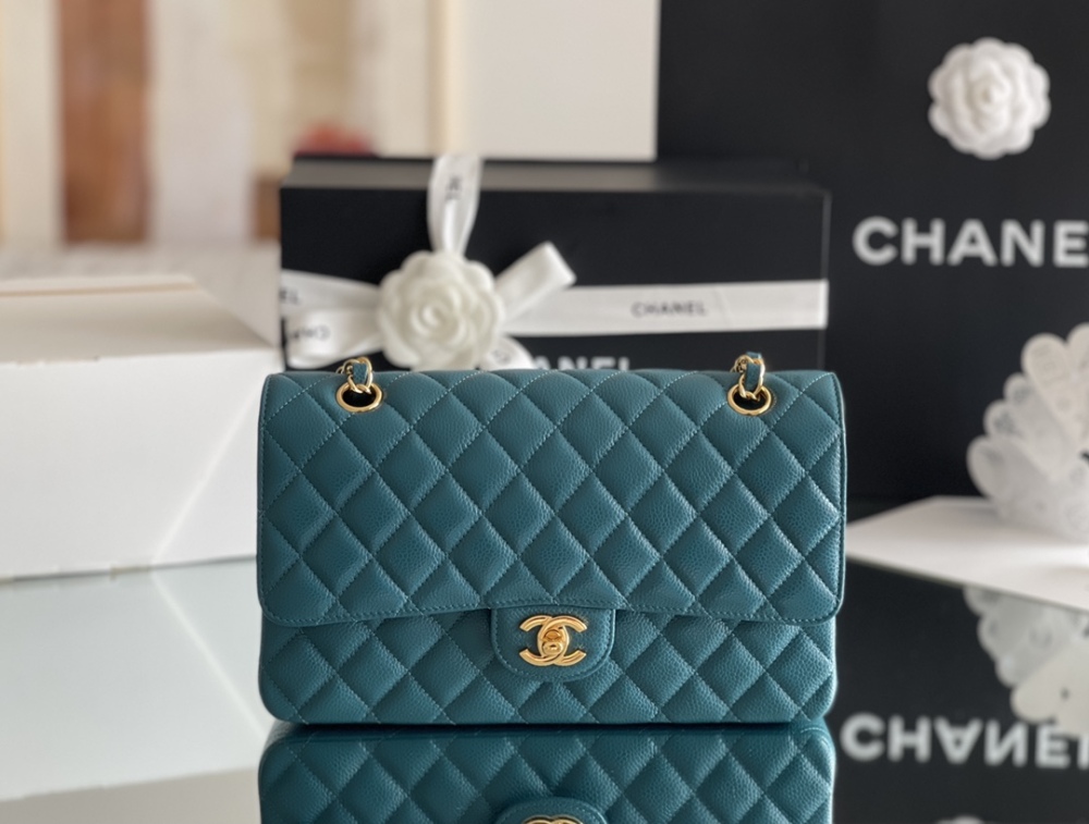 Chanel 𝘾𝙡𝙖𝙨𝙨𝙞𝙘 𝙁𝙡𝙖𝙥 bag MM 25cm Mirror Boutique