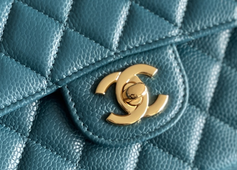 Chanel 𝘾𝙡𝙖𝙨𝙨𝙞𝙘 𝙁𝙡𝙖𝙥 bag MM 25cm Mirror Boutique