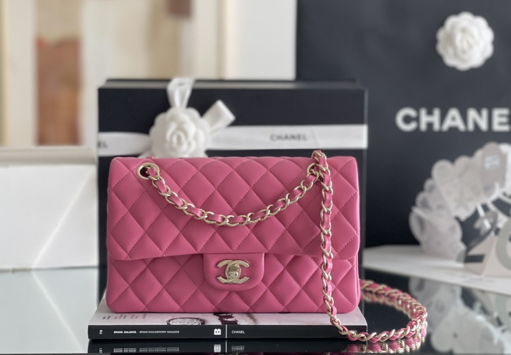 Chanel 𝘾𝙡𝙖𝙨𝙨𝙞𝙘 𝙁𝙡𝙖𝙥 bag 23cm Mirror Boutique