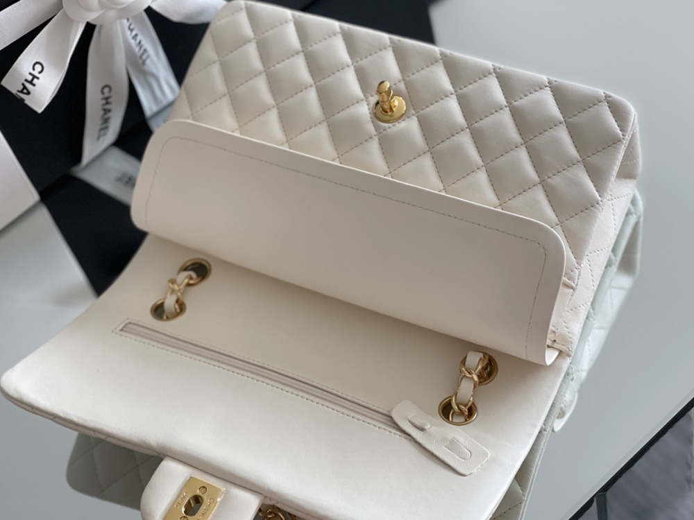 Chanel 𝘾𝙡𝙖𝙨𝙨𝙞𝙘 𝙁𝙡𝙖𝙥 bag MM 25cm Mirror Boutique