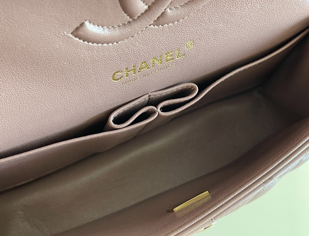 Chanel 𝘾𝙡𝙖𝙨𝙨𝙞𝙘 𝙁𝙡𝙖𝙥 bag 23cm Mirror Boutique