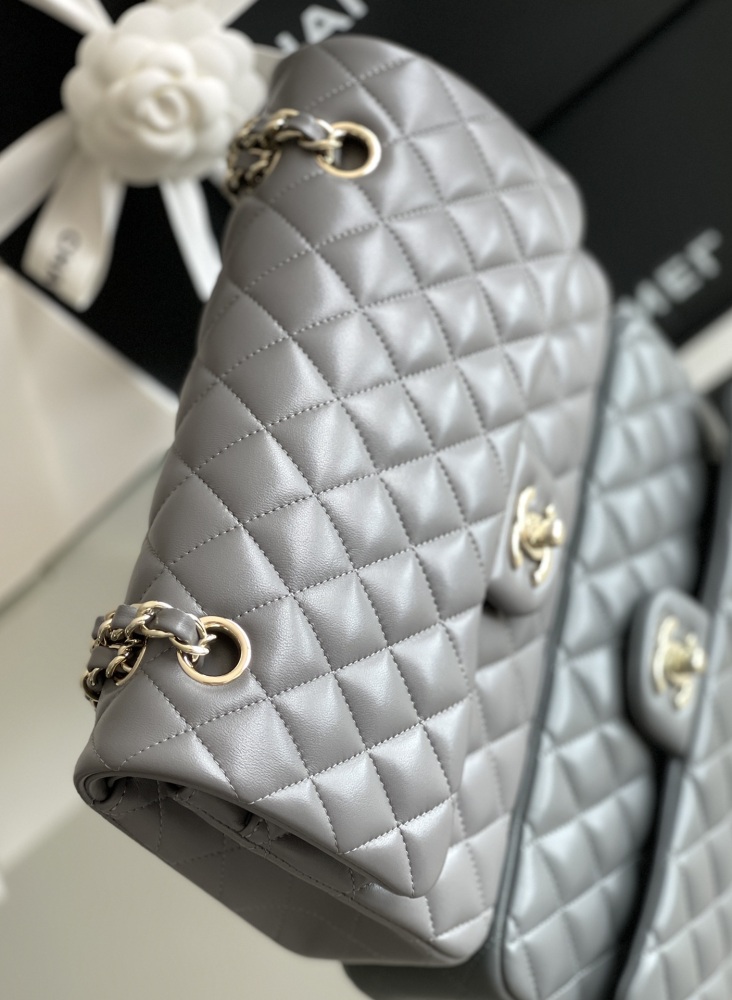 Chanel 𝘾𝙡𝙖𝙨𝙨𝙞𝙘 𝙁𝙡𝙖𝙥 bag MM 25cm Mirror Boutique