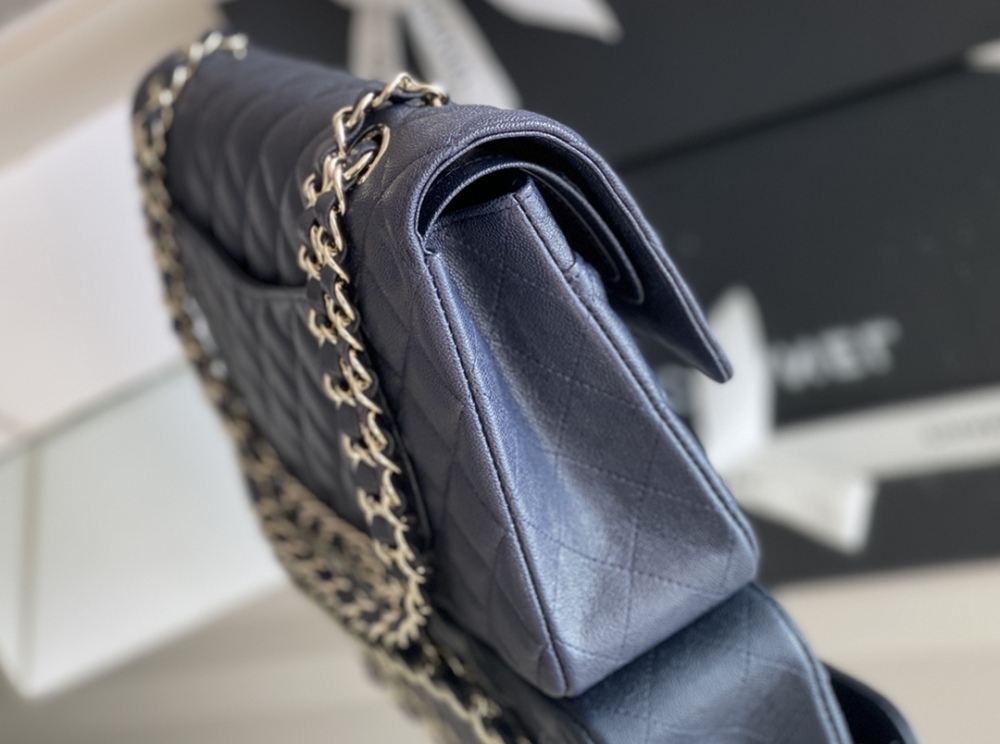 Chanel 𝘾𝙡𝙖𝙨𝙨𝙞𝙘 𝙁𝙡𝙖𝙥 bag MM 25cm Mirror Boutique