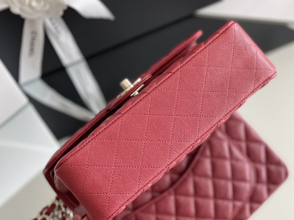 Chanel 𝘾𝙡𝙖𝙨𝙨𝙞𝙘 𝙁𝙡𝙖𝙥 bag MM 23cm Mirror Boutique