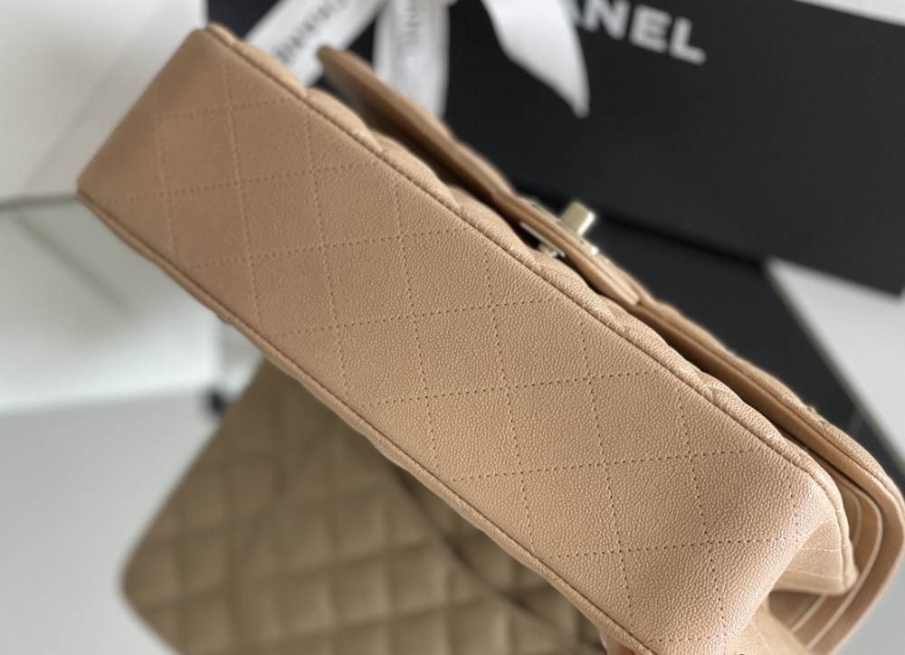 Chanel 𝘾𝙡𝙖𝙨𝙨𝙞𝙘 𝙁𝙡𝙖𝙥 bag MM 25cm Mirror Boutique