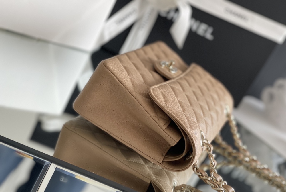 Chanel 𝘾𝙡𝙖𝙨𝙨𝙞𝙘 𝙁𝙡𝙖𝙥 bag MM 23cm Mirror Boutique