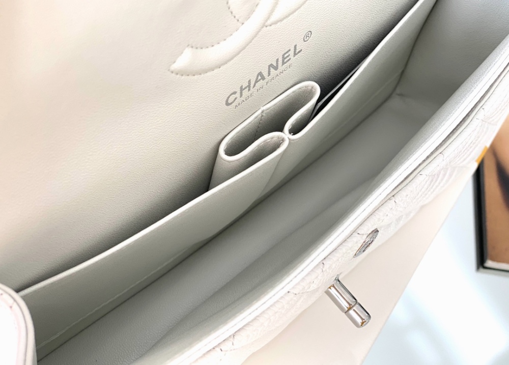 Chanel 𝘾𝙡𝙖𝙨𝙨𝙞𝙘 𝙁𝙡𝙖𝙥 bag MM 25cm Mirror Boutique