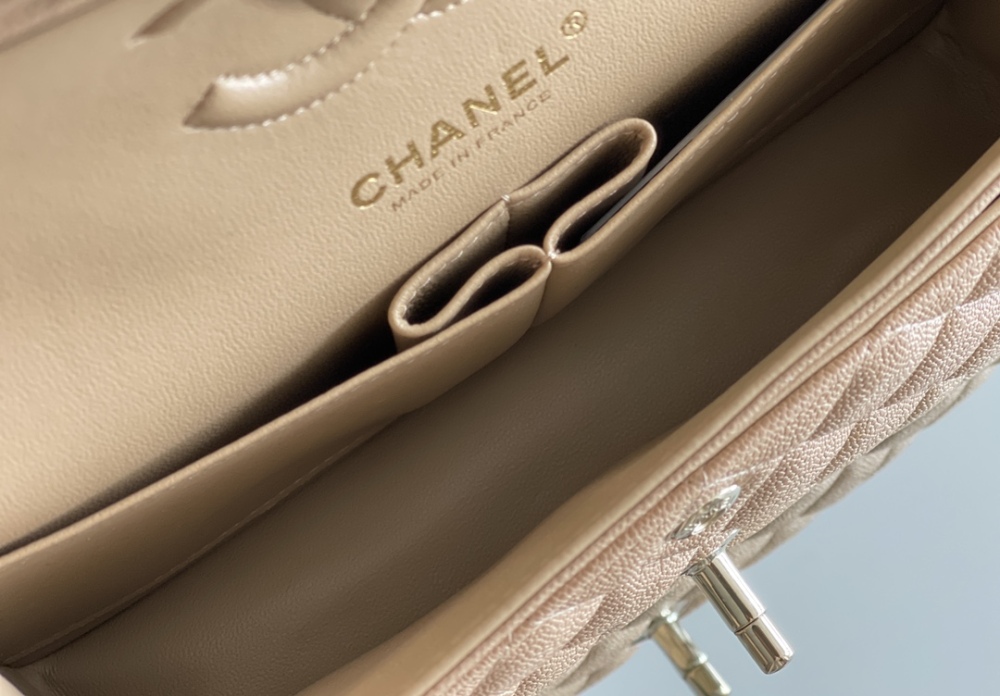 Chanel 𝘾𝙡𝙖𝙨𝙨𝙞𝙘 𝙁𝙡𝙖𝙥 bag MM 23cm Mirror Boutique