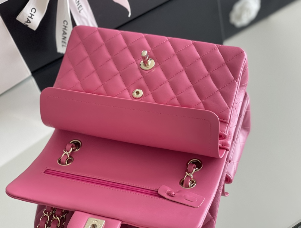 Chanel 𝘾𝙡𝙖𝙨𝙨𝙞𝙘 𝙁𝙡𝙖𝙥 bag 23cm Mirror Boutique