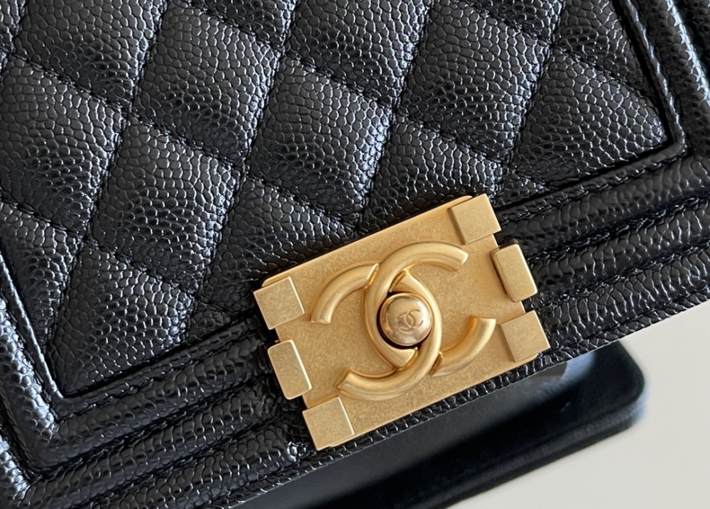 Chanel 𝗠𝗶𝗻𝗶 𝗟𝗲𝗯𝗼𝘆 22S Mirror Boutique