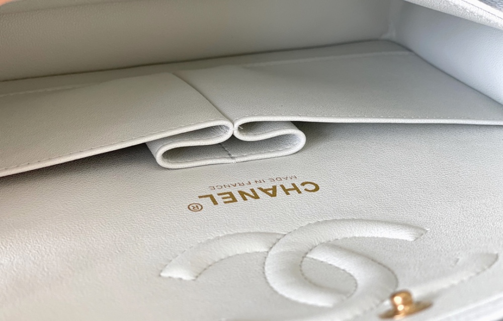 Chanel 𝘾𝙡𝙖𝙨𝙨𝙞𝙘 𝙁𝙡𝙖𝙥 bag MM 25cm Mirror Boutique