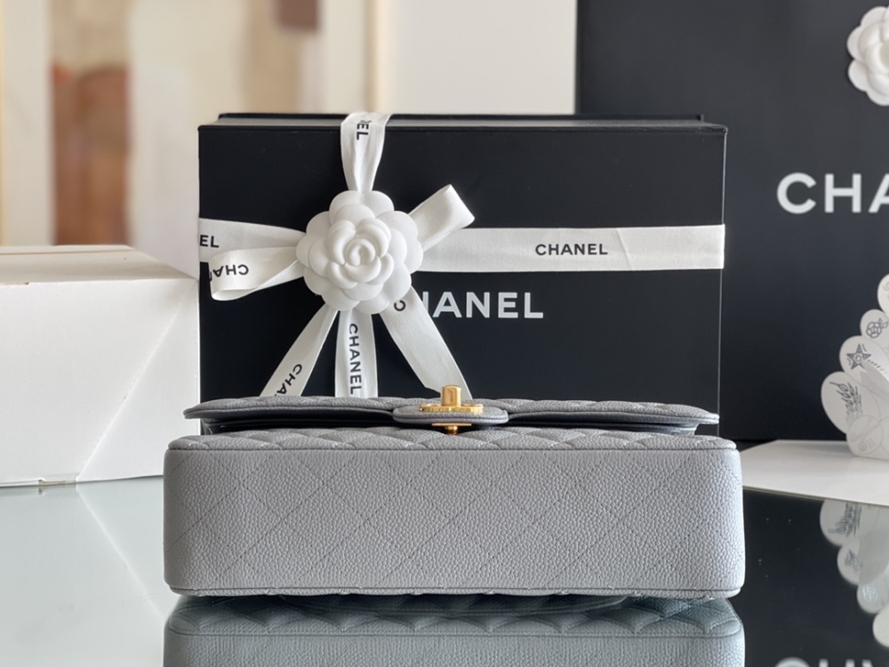 Chanel 𝘾𝙡𝙖𝙨𝙨𝙞𝙘 𝙁𝙡𝙖𝙥 bag MM 25cm Mirror Boutique