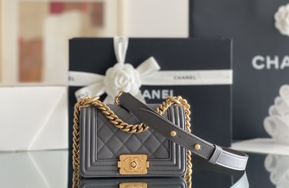 Chanel 𝗠𝗶𝗻𝗶 𝗟𝗲𝗯𝗼𝘆 22S Mirror Boutique