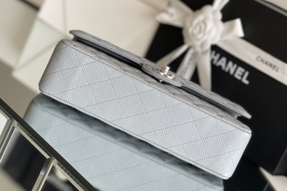 Chanel 𝘾𝙡𝙖𝙨𝙨𝙞𝙘 𝙁𝙡𝙖𝙥 bag MM 25cm Mirror Boutique