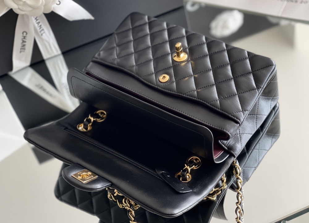 Chanel 𝘾𝙡𝙖𝙨𝙨𝙞𝙘 𝙁𝙡𝙖𝙥 bag 23cm Mirror Boutique