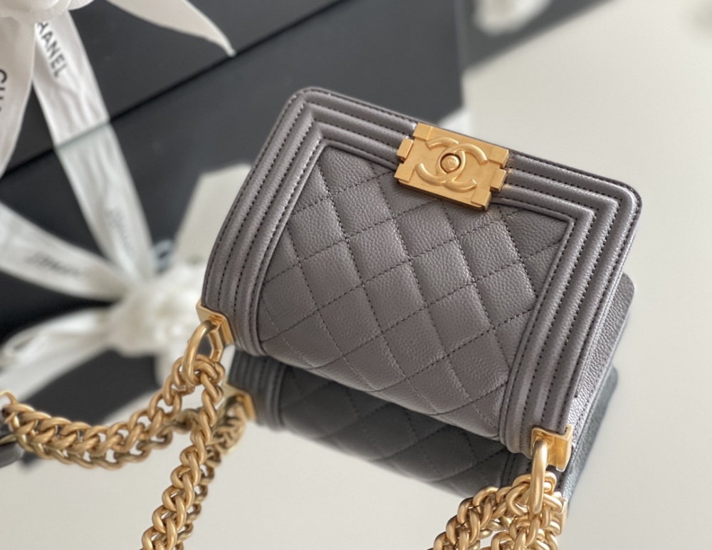 Chanel 𝗠𝗶𝗻𝗶 𝗟𝗲𝗯𝗼𝘆 22S Mirror Boutique